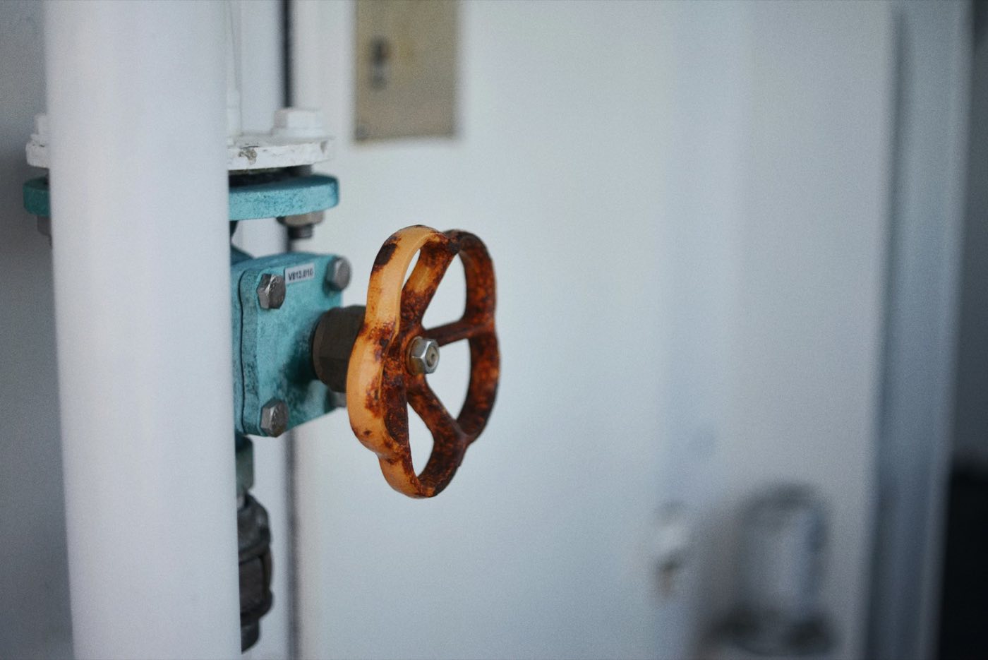 Valve wheel mounted on a pipe
